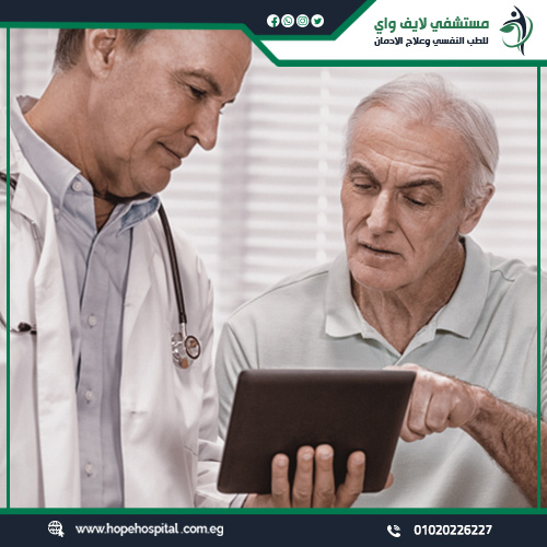 هل تختلف أعراض خروج الكريستال عند المراهقين أو كبار السن؟